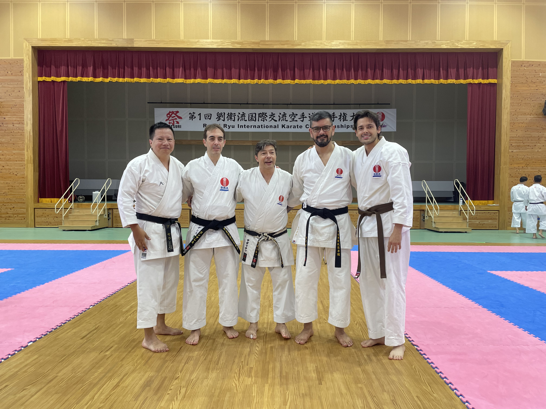 Group photo with Ryuei-Ryu Ryuho-Kai practitioners at the international championships